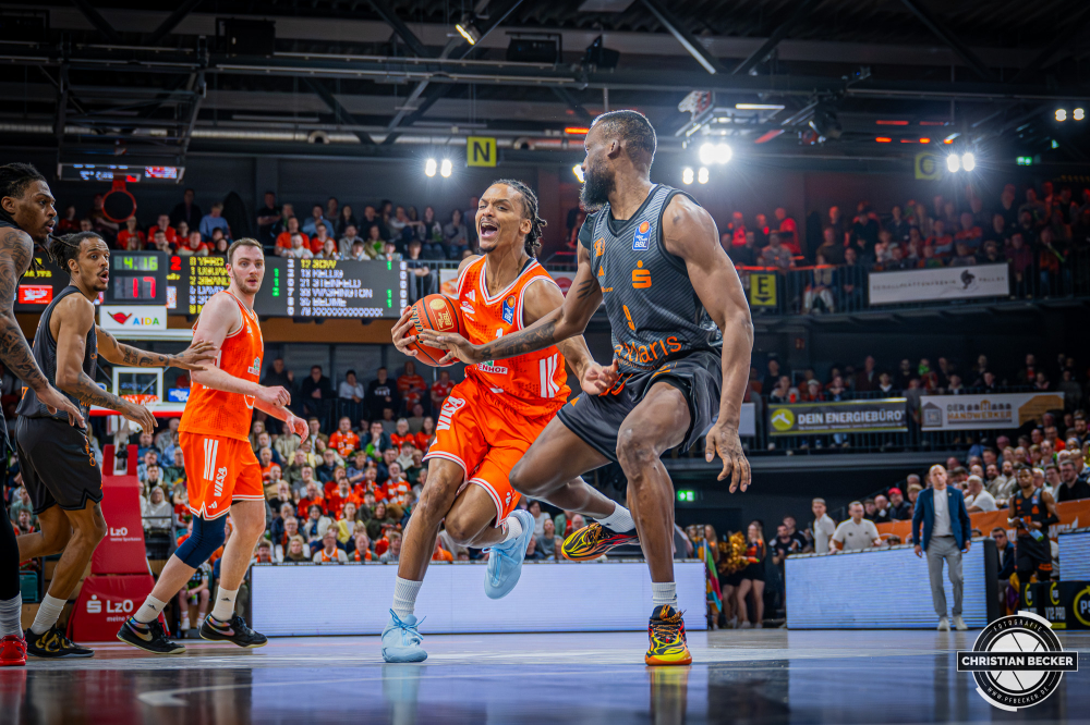 1. Basketball Bundesliga, easyCredit BBL, Saison 2025/2026, Herren, Hauptrunde, 25. Spieltag, 21.03.2026, RASTA Vechta - NINERS Chemnitz
Alonzo Verge (#11 - RASTA Vechta) in Aktion
Schlüsselwörter: 1. Bundesliga;21.03.2026;25. Spieltag;BBL;Basketball;Chemnitz;Hauptrunde;Liga;NINERS;RASTA;RASTA Dome;Saison 2025/2026;Vechta;easycredit