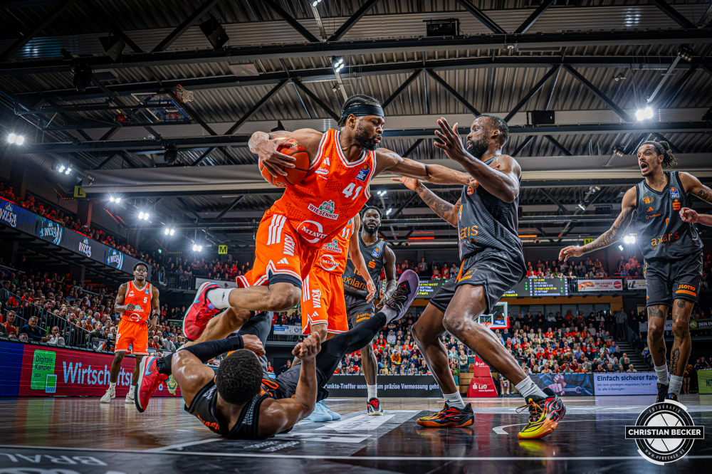 1. Basketball Bundesliga, easyCredit BBL, Saison 2025/2026, Herren, Hauptrunde, 25. Spieltag, 21.03.2026, RASTA Vechta - NINERS Chemnitz
Lloyd Pandi (#41 - RASTA Vechta) in Aktion
Schlüsselwörter: 1. Bundesliga;21.03.2026;25. Spieltag;BBL;Basketball;Chemnitz;Hauptrunde;Liga;NINERS;RASTA;RASTA Dome;Saison 2025/2026;Vechta;easycredit