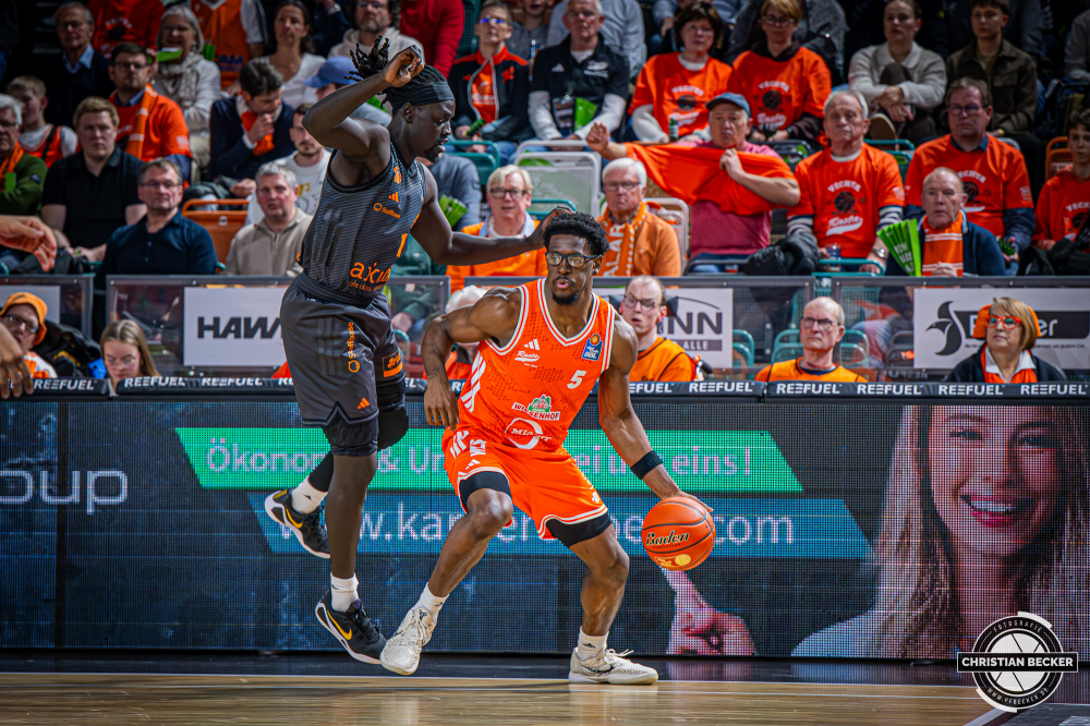 1. Basketball Bundesliga, easyCredit BBL, Saison 2025/2026, Herren, Hauptrunde, 25. Spieltag, 21.03.2026, RASTA Vechta - NINERS Chemnitz
TJ Bamba (#5 - RASTA Vechta) in Aktion
Schlüsselwörter: 1. Bundesliga;21.03.2026;25. Spieltag;BBL;Basketball;Chemnitz;Hauptrunde;Liga;NINERS;RASTA;RASTA Dome;Saison 2025/2026;Vechta;easycredit