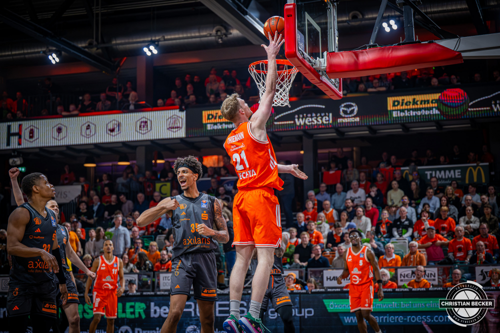 1. Basketball Bundesliga, easyCredit BBL, Saison 2025/2026, Herren, Hauptrunde, 25. Spieltag, 21.03.2026, RASTA Vechta - NINERS Chemnitz
Lars Thiemann (#21 - RASTA Vechta) beim Korbleger
Schlüsselwörter: 1. Bundesliga;21.03.2026;25. Spieltag;BBL;Basketball;Chemnitz;Hauptrunde;Liga;NINERS;RASTA;RASTA Dome;Saison 2025/2026;Vechta;easycredit