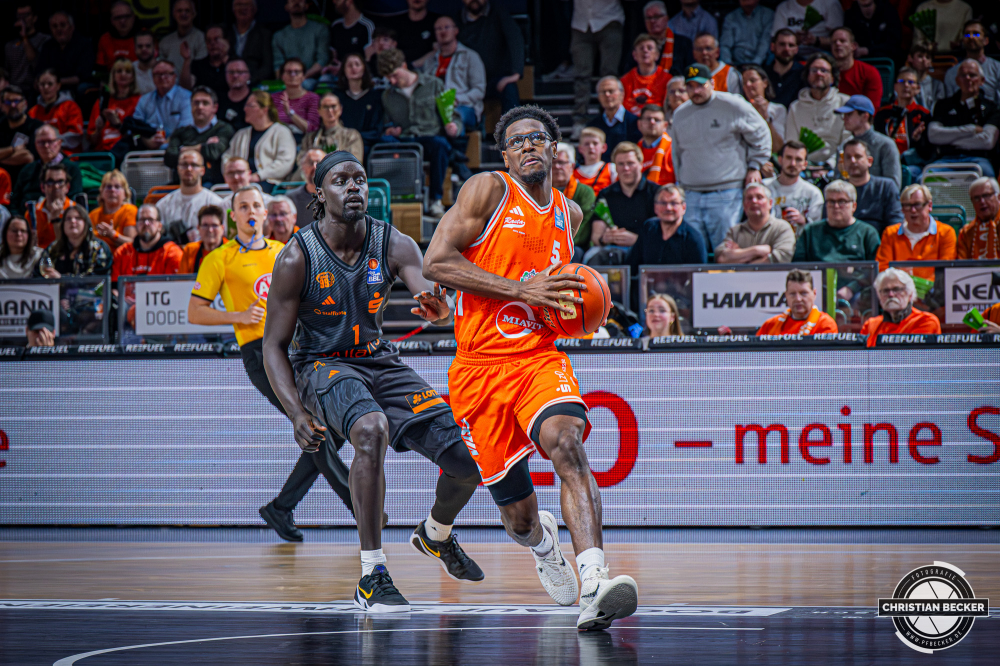 1. Basketball Bundesliga, easyCredit BBL, Saison 2025/2026, Herren, Hauptrunde, 25. Spieltag, 21.03.2026, RASTA Vechta - NINERS Chemnitz
TJ Bamba (#5 - RASTA Vechta) in Aktion
Schlüsselwörter: 1. Bundesliga;21.03.2026;25. Spieltag;BBL;Basketball;Chemnitz;Hauptrunde;Liga;NINERS;RASTA;RASTA Dome;Saison 2025/2026;Vechta;easycredit