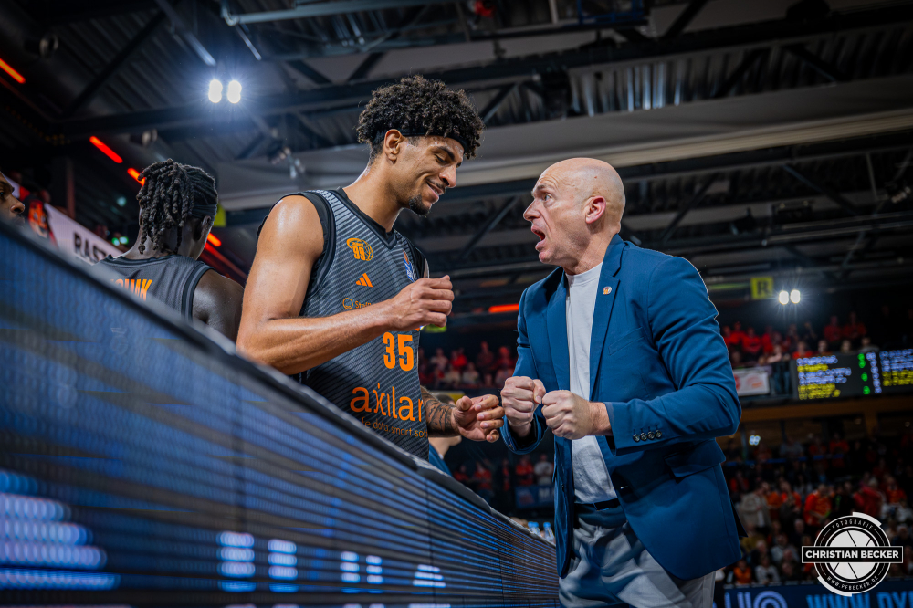 1. Basketball Bundesliga, easyCredit BBL, Saison 2025/2026, Herren, Hauptrunde, 25. Spieltag, 21.03.2026, RASTA Vechta - NINERS Chemnitz
Roman Bedime (#35 - NINERS Chemnitz) und Rodrigo Pastore (Head Coach - NINERS Chemnitz) w&auml;hrend der Partie
Schlüsselwörter: 1. Bundesliga;21.03.2026;25. Spieltag;BBL;Basketball;Chemnitz;Hauptrunde;Liga;NINERS;RASTA;RASTA Dome;Saison 2025/2026;Vechta;easycredit