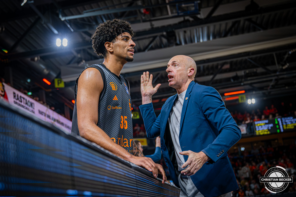 1. Basketball Bundesliga, easyCredit BBL, Saison 2025/2026, Herren, Hauptrunde, 25. Spieltag, 21.03.2026, RASTA Vechta - NINERS Chemnitz
Roman Bedime (#35 - NINERS Chemnitz) und Rodrigo Pastore (Head Coach - NINERS Chemnitz) w&auml;hrend der Partie
Schlüsselwörter: 1. Bundesliga;21.03.2026;25. Spieltag;BBL;Basketball;Chemnitz;Hauptrunde;Liga;NINERS;RASTA;RASTA Dome;Saison 2025/2026;Vechta;easycredit