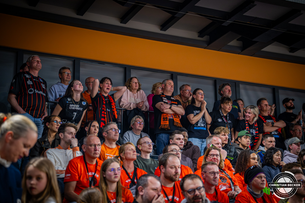 1. Basketball Bundesliga, easyCredit BBL, Saison 2025/2026, Herren, Hauptrunde, 25. Spieltag, 21.03.2026, RASTA Vechta - NINERS Chemnitz
Die Fans der NINERS Chemnitz w&auml;hrend der Partie
Schlüsselwörter: 1. Bundesliga;21.03.2026;25. Spieltag;BBL;Basketball;Chemnitz;Hauptrunde;Liga;NINERS;RASTA;RASTA Dome;Saison 2025/2026;Vechta;easycredit