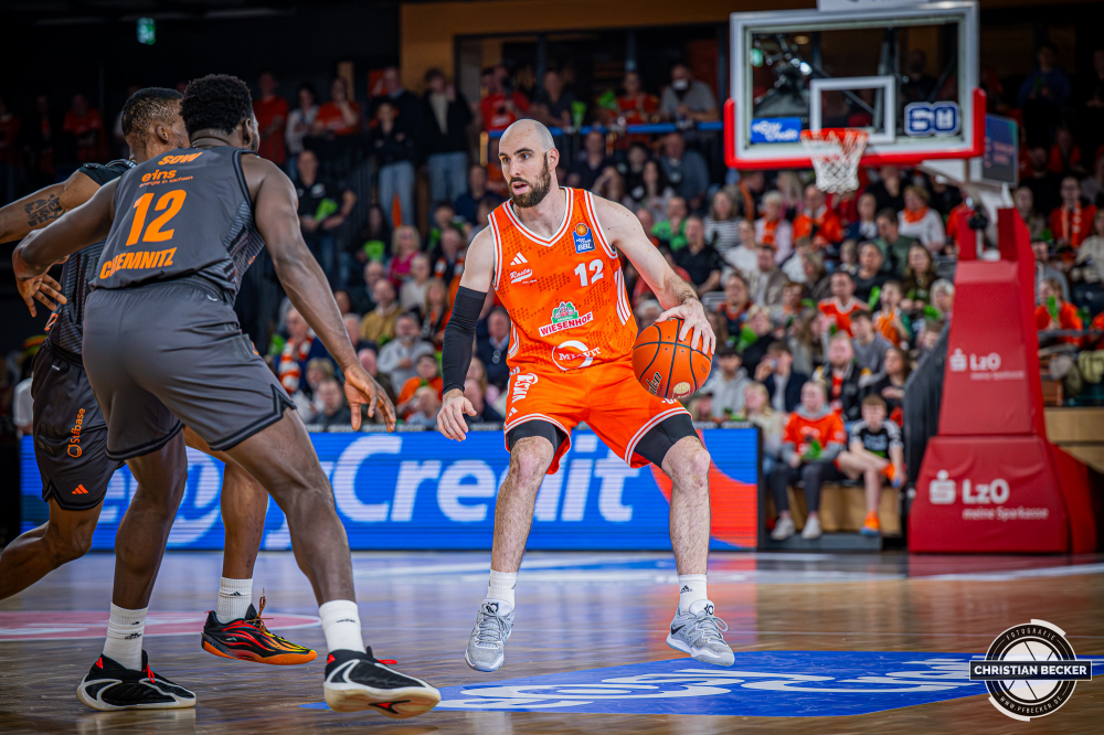 1. Basketball Bundesliga, easyCredit BBL, Saison 2025/2026, Herren, Hauptrunde, 25. Spieltag, 21.03.2026, RASTA Vechta - NINERS Chemnitz
Tommy Kuhse (#12 - RASTA Vechta) in Aktion
Schlüsselwörter: 1. Bundesliga;21.03.2026;25. Spieltag;BBL;Basketball;Chemnitz;Hauptrunde;Liga;NINERS;RASTA;RASTA Dome;Saison 2025/2026;Vechta;easycredit