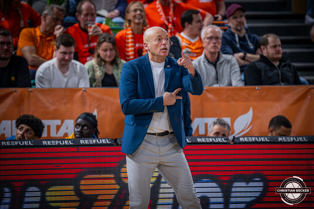 1. Basketball Bundesliga, easyCredit BBL, Saison 2025/2026, Herren, Hauptrunde, 25. Spieltag, 21.03.2026, RASTA Vechta - NINERS Chemnitz
Rodrigo Pastore (Head Coach - NINERS Chemnitz) w&auml;hrend der Partie
Schlüsselwörter: 1. Bundesliga;21.03.2026;25. Spieltag;BBL;Basketball;Chemnitz;Hauptrunde;Liga;NINERS;RASTA;RASTA Dome;Saison 2025/2026;Vechta;easycredit