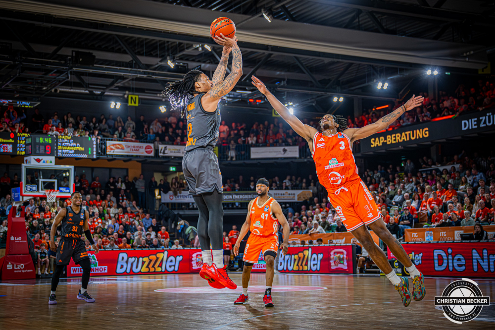 1. Basketball Bundesliga, easyCredit BBL, Saison 2025/2026, Herren, Hauptrunde, 25. Spieltag, 21.03.2026, RASTA Vechta - NINERS Chemnitz
Nike Sibande (#2 - NINERS Chemnitz) beim Jumpshot
Schlüsselwörter: 1. Bundesliga;21.03.2026;25. Spieltag;BBL;Basketball;Chemnitz;Hauptrunde;Liga;NINERS;RASTA;RASTA Dome;Saison 2025/2026;Vechta;easycredit