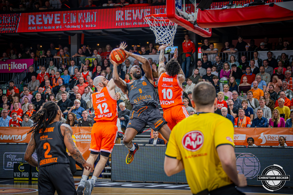 1. Basketball Bundesliga, easyCredit BBL, Saison 2025/2026, Herren, Hauptrunde, 25. Spieltag, 21.03.2026, RASTA Vechta - NINERS Chemnitz
John Newman III (#9 - NINERS Chemnitz) beim Korbleger
Schlüsselwörter: 1. Bundesliga;21.03.2026;25. Spieltag;BBL;Basketball;Chemnitz;Hauptrunde;Liga;NINERS;RASTA;RASTA Dome;Saison 2025/2026;Vechta;easycredit