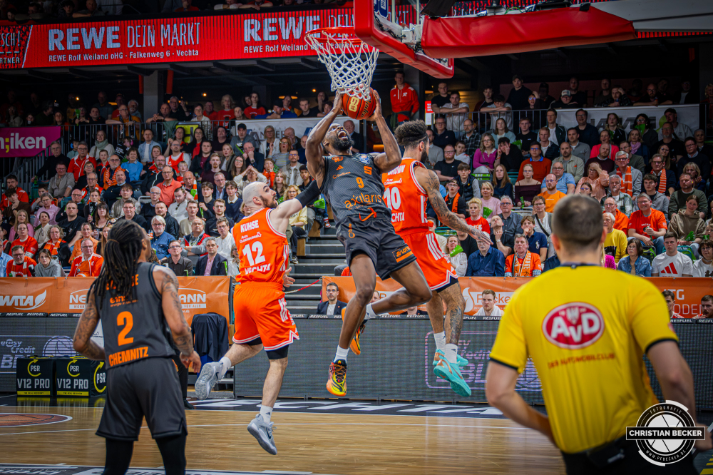 1. Basketball Bundesliga, easyCredit BBL, Saison 2025/2026, Herren, Hauptrunde, 25. Spieltag, 21.03.2026, RASTA Vechta - NINERS Chemnitz
John Newman III (#9 - NINERS Chemnitz) beim Korbleger
Schlüsselwörter: 1. Bundesliga;21.03.2026;25. Spieltag;BBL;Basketball;Chemnitz;Hauptrunde;Liga;NINERS;RASTA;RASTA Dome;Saison 2025/2026;Vechta;easycredit