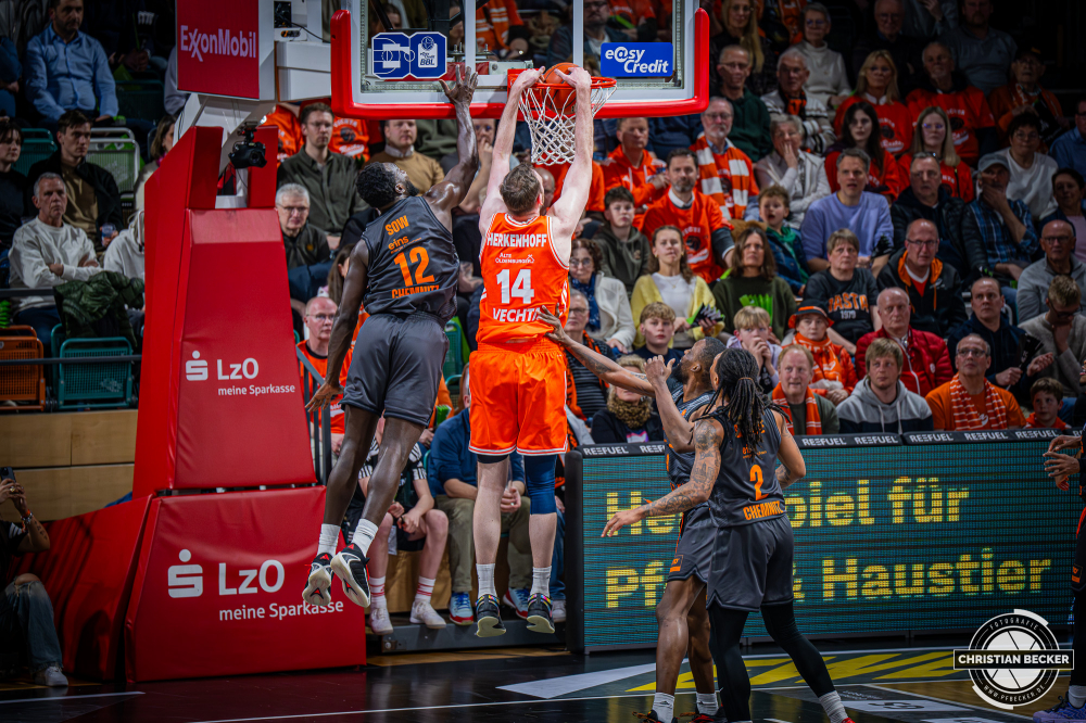 1. Basketball Bundesliga, easyCredit BBL, Saison 2025/2026, Herren, Hauptrunde, 25. Spieltag, 21.03.2026, RASTA Vechta - NINERS Chemnitz
Philipp Herkenhoff (#14 - RASTA Vechta) beim Dunk
Schlüsselwörter: 1. Bundesliga;21.03.2026;25. Spieltag;BBL;Basketball;Chemnitz;Hauptrunde;Liga;NINERS;RASTA;RASTA Dome;Saison 2025/2026;Vechta;easycredit