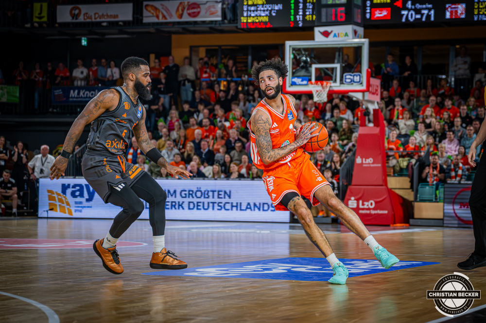 1. Basketball Bundesliga, easyCredit BBL, Saison 2025/2026, Herren, Hauptrunde, 25. Spieltag, 21.03.2026, RASTA Vechta - NINERS Chemnitz
Tevin Brown (#10 - RASTA Vechta) in Aktion
Schlüsselwörter: 1. Bundesliga;21.03.2026;25. Spieltag;BBL;Basketball;Chemnitz;Hauptrunde;Liga;NINERS;RASTA;RASTA Dome;Saison 2025/2026;Vechta;easycredit