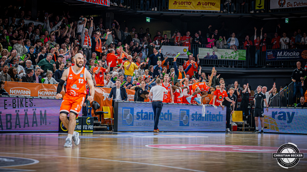 1. Basketball Bundesliga, easyCredit BBL, Saison 2025/2026, Herren, Hauptrunde, 25. Spieltag, 21.03.2026, RASTA Vechta - NINERS Chemnitz
Das Team von RASTA Vechta zeigt Emotionen w&auml;hrend der Partie
Schlüsselwörter: 1. Bundesliga;21.03.2026;25. Spieltag;BBL;Basketball;Chemnitz;Hauptrunde;Liga;NINERS;RASTA;RASTA Dome;Saison 2025/2026;Vechta;easycredit