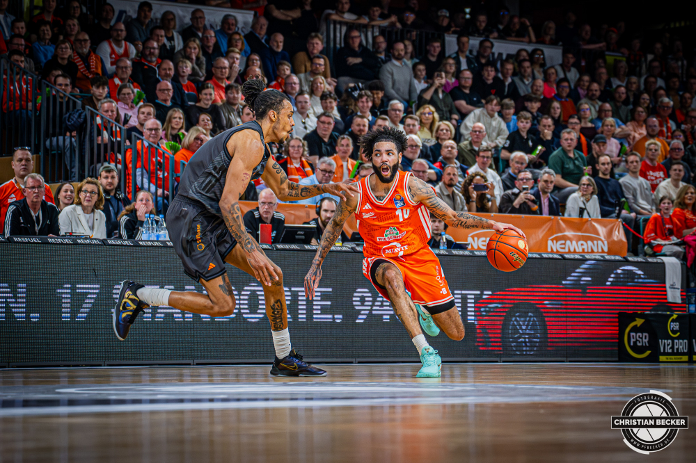 1. Basketball Bundesliga, easyCredit BBL, Saison 2025/2026, Herren, Hauptrunde, 25. Spieltag, 21.03.2026, RASTA Vechta - NINERS Chemnitz
Tevin Brown (#10 - RASTA Vechta) in Aktion
Schlüsselwörter: 1. Bundesliga;21.03.2026;25. Spieltag;BBL;Basketball;Chemnitz;Hauptrunde;Liga;NINERS;RASTA;RASTA Dome;Saison 2025/2026;Vechta;easycredit