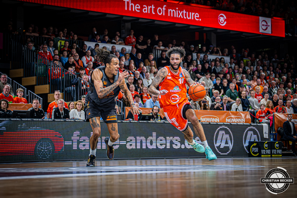 1. Basketball Bundesliga, easyCredit BBL, Saison 2025/2026, Herren, Hauptrunde, 25. Spieltag, 21.03.2026, RASTA Vechta - NINERS Chemnitz
Tevin Brown (#10 - RASTA Vechta) in Aktion
Schlüsselwörter: 1. Bundesliga;21.03.2026;25. Spieltag;BBL;Basketball;Chemnitz;Hauptrunde;Liga;NINERS;RASTA;RASTA Dome;Saison 2025/2026;Vechta;easycredit