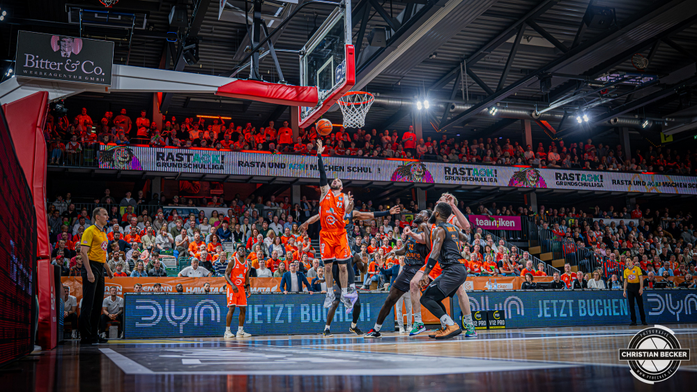 1. Basketball Bundesliga, easyCredit BBL, Saison 2025/2026, Herren, Hauptrunde, 25. Spieltag, 21.03.2026, RASTA Vechta - NINERS Chemnitz
Tommy Kuhse (#12 - RASTA Vechta) beim Korbleger
Schlüsselwörter: 1. Bundesliga;21.03.2026;25. Spieltag;BBL;Basketball;Chemnitz;Hauptrunde;Liga;NINERS;RASTA;RASTA Dome;Saison 2025/2026;Vechta;easycredit