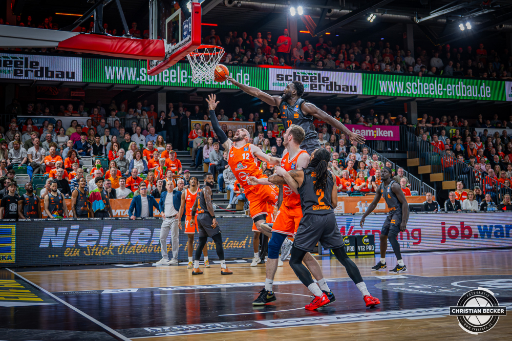 1. Basketball Bundesliga, easyCredit BBL, Saison 2025/2026, Herren, Hauptrunde, 25. Spieltag, 21.03.2026, RASTA Vechta - NINERS Chemnitz
Tommy Kuhse (#12 - RASTA Vechta) beim Korbleger
Schlüsselwörter: 1. Bundesliga;21.03.2026;25. Spieltag;BBL;Basketball;Chemnitz;Hauptrunde;Liga;NINERS;RASTA;RASTA Dome;Saison 2025/2026;Vechta;easycredit