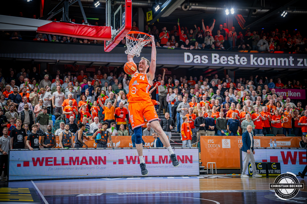 1. Basketball Bundesliga, easyCredit BBL, Saison 2025/2026, Herren, Hauptrunde, 25. Spieltag, 21.03.2026, RASTA Vechta - NINERS Chemnitz
Philipp Herkenhoff (#14 - RASTA Vechta) beim Dunk
Schlüsselwörter: 1. Bundesliga;21.03.2026;25. Spieltag;BBL;Basketball;Chemnitz;Hauptrunde;Liga;NINERS;RASTA;RASTA Dome;Saison 2025/2026;Vechta;easycredit