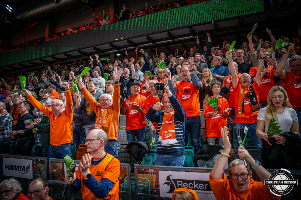 1. Basketball Bundesliga, easyCredit BBL, Saison 2025/2026, Herren, Hauptrunde, 25. Spieltag, 21.03.2026, RASTA Vechta - NINERS Chemnitz
Die Fans von RASTA Vechta zeigen Emotionen w&auml;hrend der Partie
Schlüsselwörter: 1. Bundesliga;21.03.2026;25. Spieltag;BBL;Basketball;Chemnitz;Hauptrunde;Liga;NINERS;RASTA;RASTA Dome;Saison 2025/2026;Vechta;easycredit