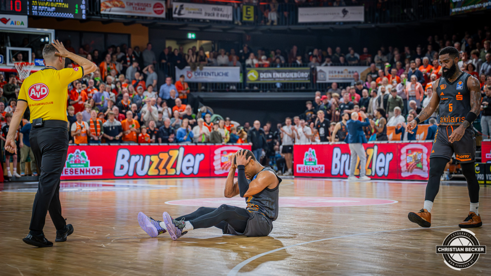 1. Basketball Bundesliga, easyCredit BBL, Saison 2025/2026, Herren, Hauptrunde, 25. Spieltag, 21.03.2026, RASTA Vechta - NINERS Chemnitz
Eric Washington (#33 - NINERS Chemnitz) w&auml;hrend der Partie
Schlüsselwörter: 1. Bundesliga;21.03.2026;25. Spieltag;BBL;Basketball;Chemnitz;Hauptrunde;Liga;NINERS;RASTA;RASTA Dome;Saison 2025/2026;Vechta;easycredit