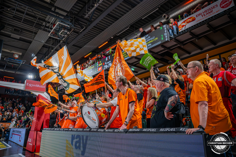 1. Basketball Bundesliga, easyCredit BBL, Saison 2025/2026, Herren, Hauptrunde, 25. Spieltag, 21.03.2026, RASTA Vechta - NINERS Chemnitz
Klettverschluss (Fanclub - RASTA Vechta) w&auml;hrend der Partie mit Stefan Niemeyer (Gesch&auml;ftsf&uuml;hrender Gesellschafter - RASTA Vechta)
Schlüsselwörter: 1. Bundesliga;21.03.2026;25. Spieltag;BBL;Basketball;Chemnitz;Hauptrunde;Liga;NINERS;RASTA;RASTA Dome;Saison 2025/2026;Vechta;easycredit