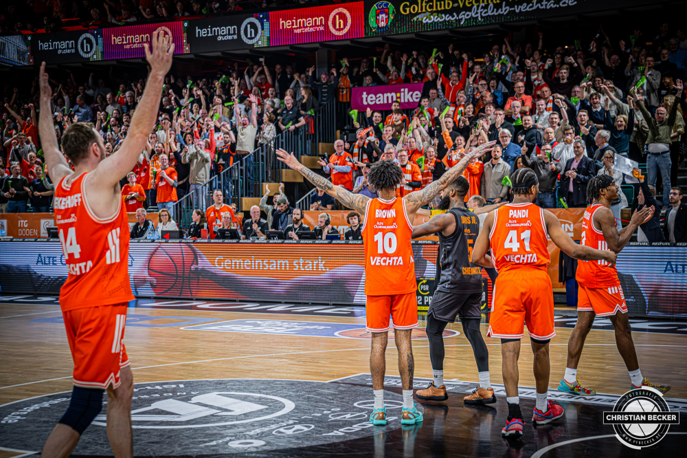 1. Basketball Bundesliga, easyCredit BBL, Saison 2025/2026, Herren, Hauptrunde, 25. Spieltag, 21.03.2026, RASTA Vechta - NINERS Chemnitz
Das Team von RASTA Vechta zeigt Emotionen nach der Partie
Schlüsselwörter: 1. Bundesliga;21.03.2026;25. Spieltag;BBL;Basketball;Chemnitz;Hauptrunde;Liga;NINERS;RASTA;RASTA Dome;Saison 2025/2026;Vechta;easycredit