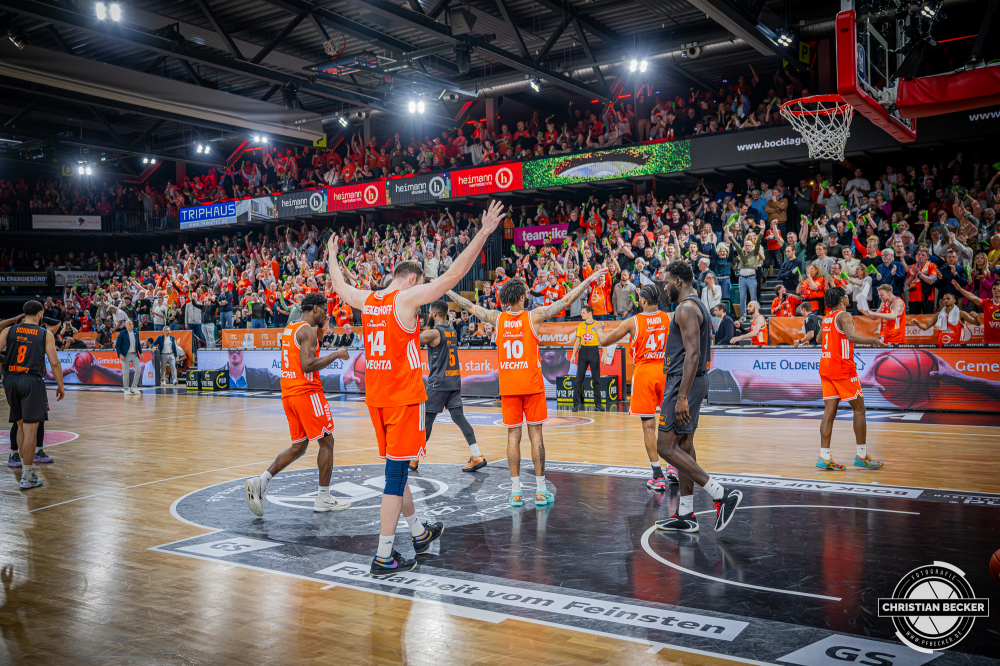 1. Basketball Bundesliga, easyCredit BBL, Saison 2025/2026, Herren, Hauptrunde, 25. Spieltag, 21.03.2026, RASTA Vechta - NINERS Chemnitz
Das Team von RASTA Vechta nach der Partie
Schlüsselwörter: 1. Bundesliga;21.03.2026;25. Spieltag;BBL;Basketball;Chemnitz;Hauptrunde;Liga;NINERS;RASTA;RASTA Dome;Saison 2025/2026;Vechta;easycredit