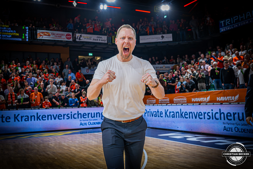 1. Basketball Bundesliga, easyCredit BBL, Saison 2025/2026, Herren, Hauptrunde, 25. Spieltag, 21.03.2026, RASTA Vechta - NINERS Chemnitz
Christian Held (Head-Coach - RASTA Vechta) zeigt Emotionen nach der Partie
Schlüsselwörter: 1. Bundesliga;21.03.2026;25. Spieltag;BBL;Basketball;Chemnitz;Hauptrunde;Liga;NINERS;RASTA;RASTA Dome;Saison 2025/2026;Vechta;easycredit