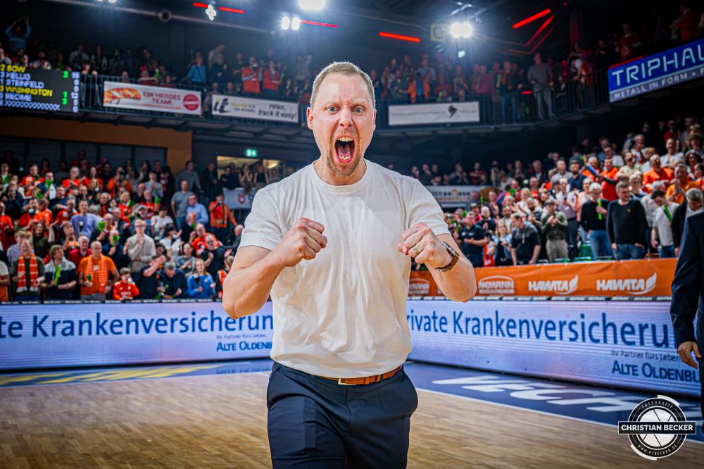 1. Basketball Bundesliga, easyCredit BBL, Saison 2025/2026, Herren, Hauptrunde, 25. Spieltag, 21.03.2026, RASTA Vechta - NINERS Chemnitz
Christian Held (Head-Coach - RASTA Vechta) zeigt Emotionen nach der Partie
Schlüsselwörter: 1. Bundesliga;21.03.2026;25. Spieltag;BBL;Basketball;Chemnitz;Hauptrunde;Liga;NINERS;RASTA;RASTA Dome;Saison 2025/2026;Vechta;easycredit