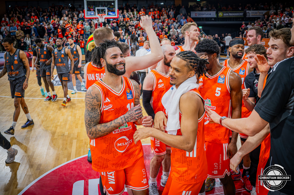 1. Basketball Bundesliga, easyCredit BBL, Saison 2025/2026, Herren, Hauptrunde, 25. Spieltag, 21.03.2026, RASTA Vechta - NINERS Chemnitz
Tevin Brown (#10 - RASTA Vechta) und Alonzo Verge (#11 - RASTA Vechta) nach der Partie
Schlüsselwörter: 1. Bundesliga;21.03.2026;25. Spieltag;BBL;Basketball;Chemnitz;Hauptrunde;Liga;NINERS;RASTA;RASTA Dome;Saison 2025/2026;Vechta;easycredit