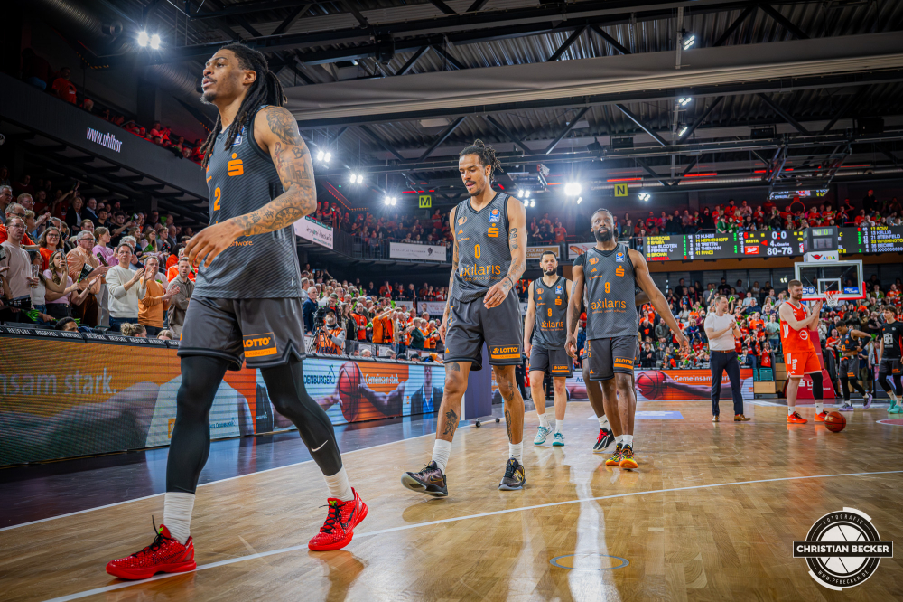 1. Basketball Bundesliga, easyCredit BBL, Saison 2025/2026, Herren, Hauptrunde, 25. Spieltag, 21.03.2026, RASTA Vechta - NINERS Chemnitz
Das Team der NINERS Chemnitz nach der Partie
Schlüsselwörter: 1. Bundesliga;21.03.2026;25. Spieltag;BBL;Basketball;Chemnitz;Hauptrunde;Liga;NINERS;RASTA;RASTA Dome;Saison 2025/2026;Vechta;easycredit
