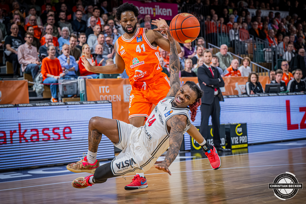 1. Basketball Bundesliga, easyCredit BBL, Saison 2025/2026, Herren, Hauptrunde, 27. Spieltag, 02.04.2026, RASTA Vechta - BMA365 Bamberg Baskets
Cobe Williams (#24 - BMA365 Bamberg Baskets) in Aktion
Schlüsselwörter: 02.04.2026;1. Bundesliga;27. Spieltag;365;BBL;BMA;Bamberg;Basketball;Baskets;Hauptrunde;Liga;RASTA;RASTA Dome;Saison 2025/2026;Vechta;easycredit