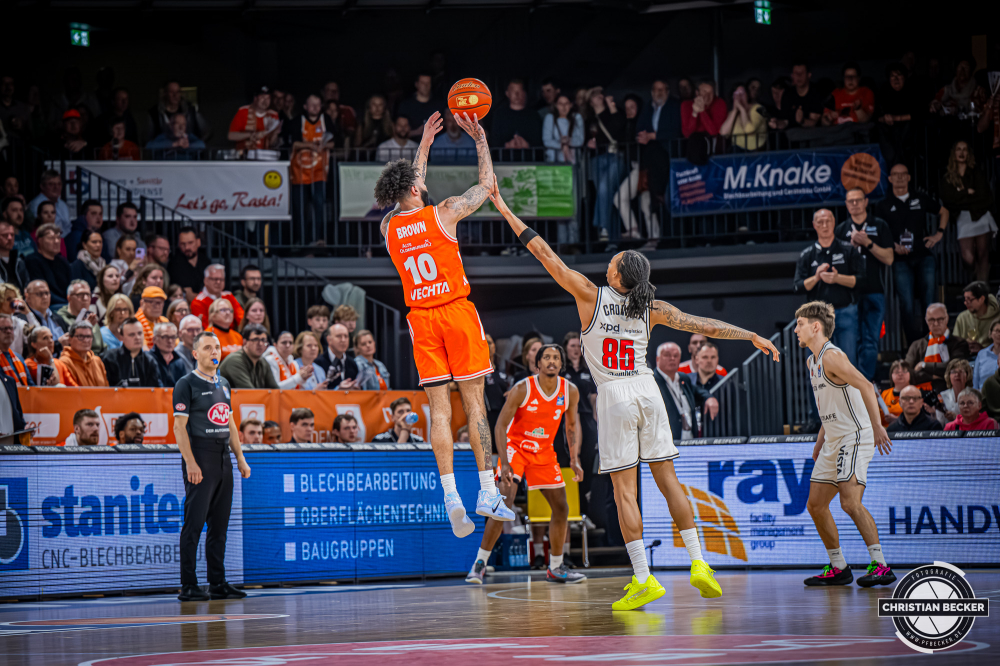1. Basketball Bundesliga, easyCredit BBL, Saison 2025/2026, Herren, Hauptrunde, 27. Spieltag, 02.04.2026, RASTA Vechta - BMA365 Bamberg Baskets
Tevin Brown (#10 - RASTA Vechta) beim Jumpshot
Schlüsselwörter: 02.04.2026;1. Bundesliga;27. Spieltag;365;BBL;BMA;Bamberg;Basketball;Baskets;Hauptrunde;Liga;RASTA;RASTA Dome;Saison 2025/2026;Vechta;easycredit