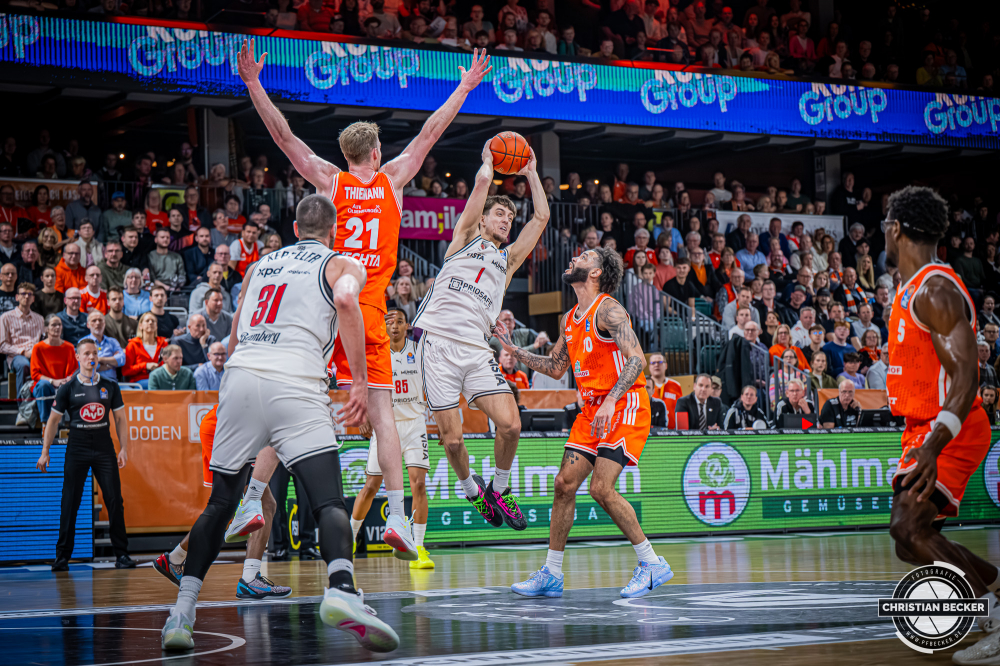 1. Basketball Bundesliga, easyCredit BBL, Saison 2025/2026, Herren, Hauptrunde, 27. Spieltag, 02.04.2026, RASTA Vechta - BMA365 Bamberg Baskets
Zachary Ensminger (#1 - BMA365 Bamberg Baskets) in Aktion
Schlüsselwörter: 02.04.2026;1. Bundesliga;27. Spieltag;365;BBL;BMA;Bamberg;Basketball;Baskets;Hauptrunde;Liga;RASTA;RASTA Dome;Saison 2025/2026;Vechta;easycredit