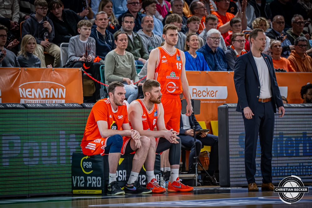 1. Basketball Bundesliga, easyCredit BBL, Saison 2025/2026, Herren, Hauptrunde, 27. Spieltag, 02.04.2026, RASTA Vechta - BMA365 Bamberg Baskets
Philipp Herkenhoff (#14 - RASTA Vechta), Luc van Slooten (#6 - RASTA Vechta) und Linus Trettin (#15 - RASTA Vechta) w&auml;hrend der Partie
Schlüsselwörter: 02.04.2026;1. Bundesliga;27. Spieltag;365;BBL;BMA;Bamberg;Basketball;Baskets;Hauptrunde;Liga;RASTA;RASTA Dome;Saison 2025/2026;Vechta;easycredit