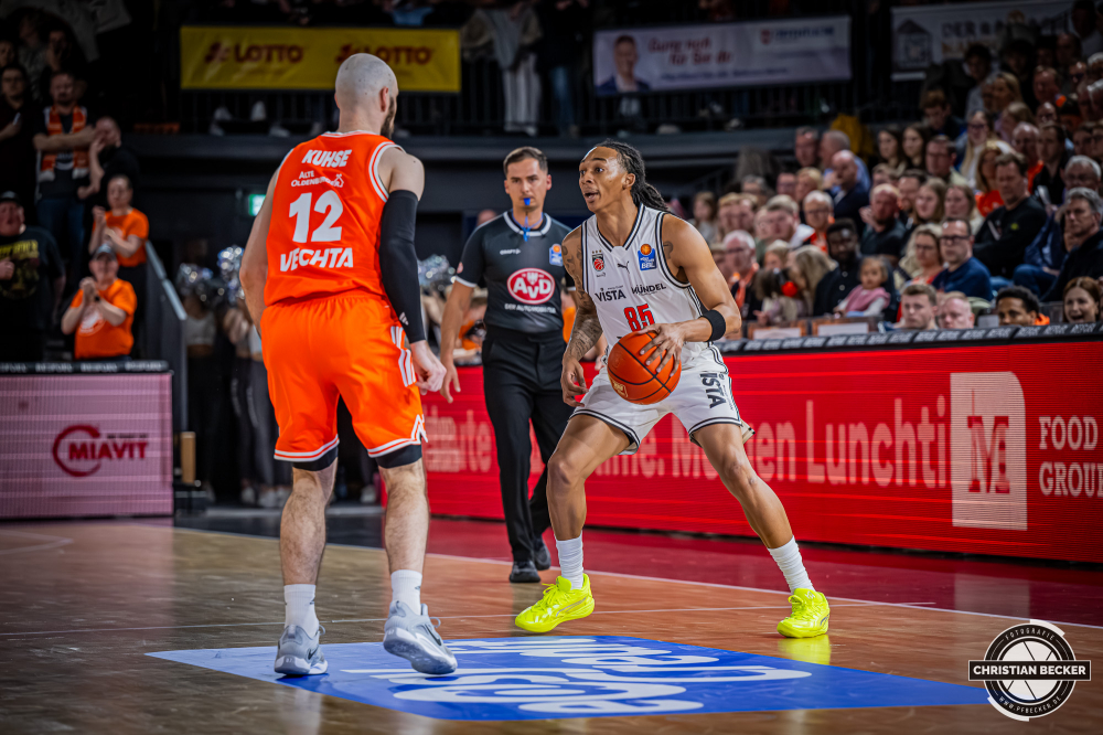 1. Basketball Bundesliga, easyCredit BBL, Saison 2025/2026, Herren, Hauptrunde, 27. Spieltag, 02.04.2026, RASTA Vechta - BMA365 Bamberg Baskets
Austin Crowley (#85 - BMA365 Bamberg Baskets) in Aktion
Schlüsselwörter: 02.04.2026;1. Bundesliga;27. Spieltag;365;BBL;BMA;Bamberg;Basketball;Baskets;Hauptrunde;Liga;RASTA;RASTA Dome;Saison 2025/2026;Vechta;easycredit