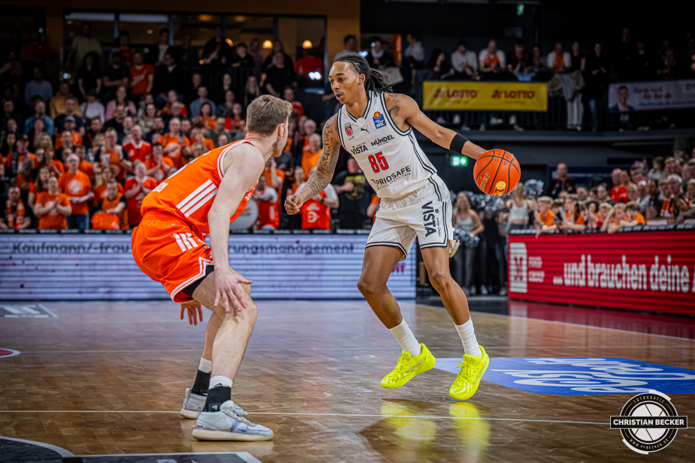 1. Basketball Bundesliga, easyCredit BBL, Saison 2025/2026, Herren, Hauptrunde, 27. Spieltag, 02.04.2026, RASTA Vechta - BMA365 Bamberg Baskets
Austin Crowley (#85 - BMA365 Bamberg Baskets) in Aktion
Schlüsselwörter: 02.04.2026;1. Bundesliga;27. Spieltag;365;BBL;BMA;Bamberg;Basketball;Baskets;Hauptrunde;Liga;RASTA;RASTA Dome;Saison 2025/2026;Vechta;easycredit
