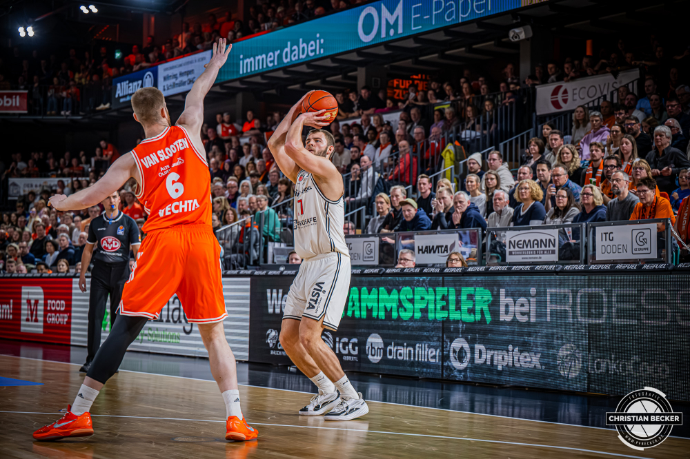 1. Basketball Bundesliga, easyCredit BBL, Saison 2025/2026, Herren, Hauptrunde, 27. Spieltag, 02.04.2026, RASTA Vechta - BMA365 Bamberg Baskets
Moritz Krimmer (#27 - BMA365 Bamberg Baskets) beim Jumpshot
Schlüsselwörter: 02.04.2026;1. Bundesliga;27. Spieltag;365;BBL;BMA;Bamberg;Basketball;Baskets;Hauptrunde;Liga;RASTA;RASTA Dome;Saison 2025/2026;Vechta;easycredit