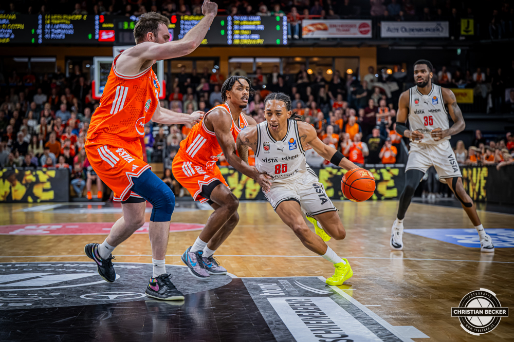 1. Basketball Bundesliga, easyCredit BBL, Saison 2025/2026, Herren, Hauptrunde, 27. Spieltag, 02.04.2026, RASTA Vechta - BMA365 Bamberg Baskets
Austin Crowley (#85 - BMA365 Bamberg Baskets) in Aktion
Schlüsselwörter: 02.04.2026;1. Bundesliga;27. Spieltag;365;BBL;BMA;Bamberg;Basketball;Baskets;Hauptrunde;Liga;RASTA;RASTA Dome;Saison 2025/2026;Vechta;easycredit