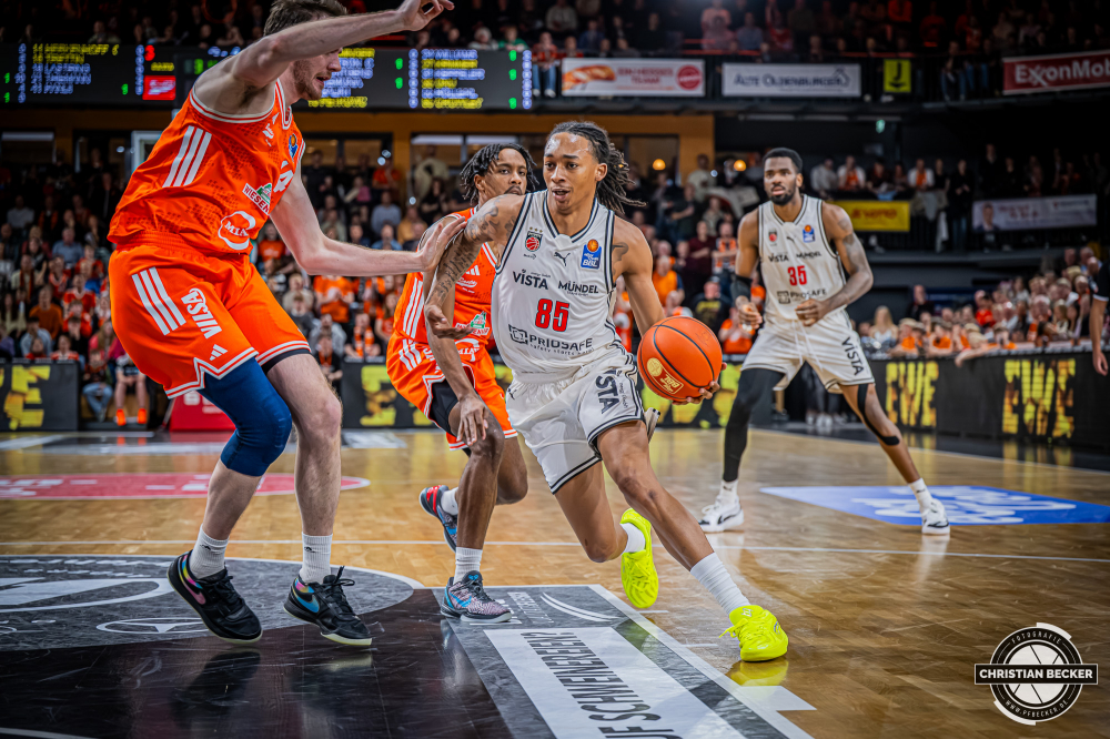 1. Basketball Bundesliga, easyCredit BBL, Saison 2025/2026, Herren, Hauptrunde, 27. Spieltag, 02.04.2026, RASTA Vechta - BMA365 Bamberg Baskets
Austin Crowley (#85 - BMA365 Bamberg Baskets) in Aktion
Schlüsselwörter: 02.04.2026;1. Bundesliga;27. Spieltag;365;BBL;BMA;Bamberg;Basketball;Baskets;Hauptrunde;Liga;RASTA;RASTA Dome;Saison 2025/2026;Vechta;easycredit