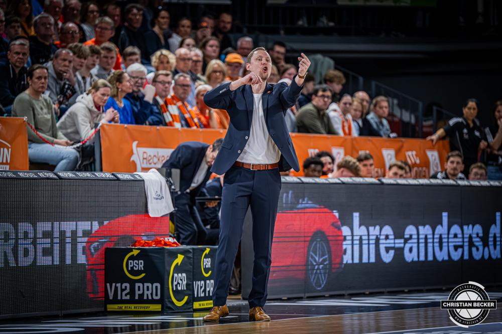 1. Basketball Bundesliga, easyCredit BBL, Saison 2025/2026, Herren, Hauptrunde, 27. Spieltag, 02.04.2026, RASTA Vechta - BMA365 Bamberg Baskets
Christian Held (Head-Coach - RASTA Vechta) w&auml;hrend der Partie
Schlüsselwörter: 02.04.2026;1. Bundesliga;27. Spieltag;365;BBL;BMA;Bamberg;Basketball;Baskets;Hauptrunde;Liga;RASTA;RASTA Dome;Saison 2025/2026;Vechta;easycredit