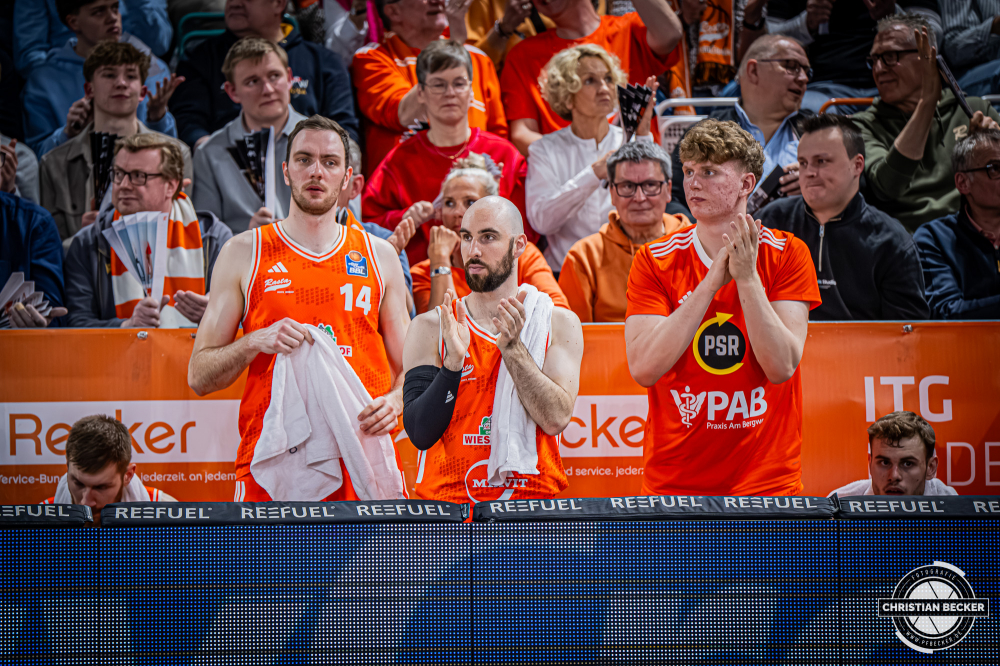 1. Basketball Bundesliga, easyCredit BBL, Saison 2025/2026, Herren, Hauptrunde, 27. Spieltag, 02.04.2026, RASTA Vechta - BMA365 Bamberg Baskets
Philipp Herkenhoff (#14 - RASTA Vechta), Tommy Kuhse (#12 - RASTA Vechta) und Fynn Lastring (#16 - RASTA Vechta) w&auml;hrend der Partie
Schlüsselwörter: 02.04.2026;1. Bundesliga;27. Spieltag;365;BBL;BMA;Bamberg;Basketball;Baskets;Hauptrunde;Liga;RASTA;RASTA Dome;Saison 2025/2026;Vechta;easycredit