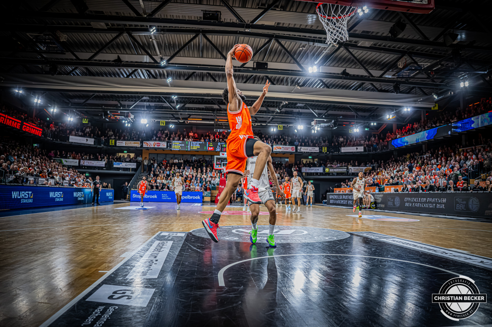 1. Basketball Bundesliga, easyCredit BBL, Saison 2025/2026, Herren, Hauptrunde, 27. Spieltag, 02.04.2026, RASTA Vechta - BMA365 Bamberg Baskets
Lloyd Pandi (#41 - RASTA Vechta) beim Dunk
Schlüsselwörter: 02.04.2026;1. Bundesliga;27. Spieltag;365;BBL;BMA;Bamberg;Basketball;Baskets;Hauptrunde;Liga;RASTA;RASTA Dome;Saison 2025/2026;Vechta;easycredit