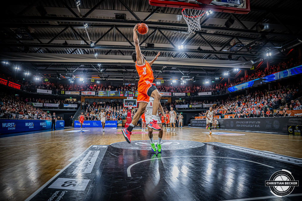1. Basketball Bundesliga, easyCredit BBL, Saison 2025/2026, Herren, Hauptrunde, 27. Spieltag, 02.04.2026, RASTA Vechta - BMA365 Bamberg Baskets
Lloyd Pandi (#41 - RASTA Vechta) beim Dunk
Schlüsselwörter: 02.04.2026;1. Bundesliga;27. Spieltag;365;BBL;BMA;Bamberg;Basketball;Baskets;Hauptrunde;Liga;RASTA;RASTA Dome;Saison 2025/2026;Vechta;easycredit