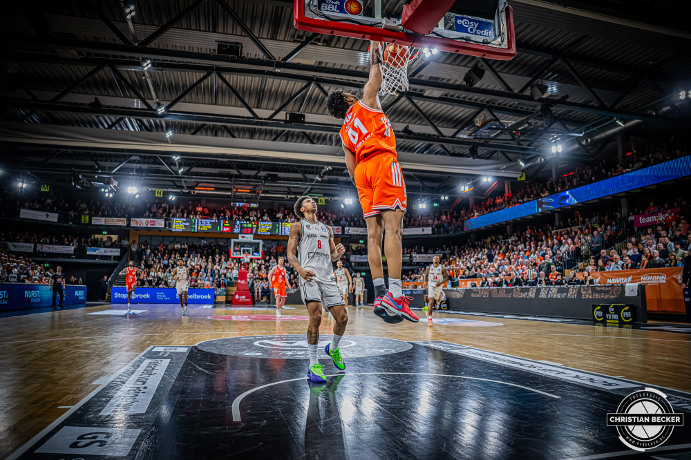 1. Basketball Bundesliga, easyCredit BBL, Saison 2025/2026, Herren, Hauptrunde, 27. Spieltag, 02.04.2026, RASTA Vechta - BMA365 Bamberg Baskets
Lloyd Pandi (#41 - RASTA Vechta) beim Dunk
Schlüsselwörter: 02.04.2026;1. Bundesliga;27. Spieltag;365;BBL;BMA;Bamberg;Basketball;Baskets;Hauptrunde;Liga;RASTA;RASTA Dome;Saison 2025/2026;Vechta;easycredit