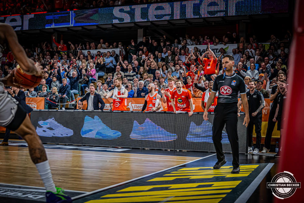 1. Basketball Bundesliga, easyCredit BBL, Saison 2025/2026, Herren, Hauptrunde, 27. Spieltag, 02.04.2026, RASTA Vechta - BMA365 Bamberg Baskets
Das Team von RASTA Vechta zeigt Emotionen w&auml;hrend der Partie
Schlüsselwörter: 02.04.2026;1. Bundesliga;27. Spieltag;365;BBL;BMA;Bamberg;Basketball;Baskets;Hauptrunde;Liga;RASTA;RASTA Dome;Saison 2025/2026;Vechta;easycredit