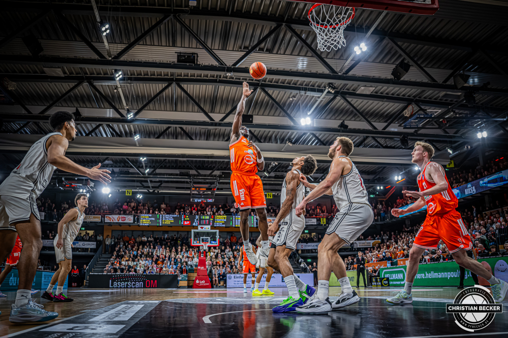 1. Basketball Bundesliga, easyCredit BBL, Saison 2025/2026, Herren, Hauptrunde, 27. Spieltag, 02.04.2026, RASTA Vechta - BMA365 Bamberg Baskets
TJ Bamba (#5 - RASTA Vechta) beim Korbleger
Schlüsselwörter: 02.04.2026;1. Bundesliga;27. Spieltag;365;BBL;BMA;Bamberg;Basketball;Baskets;Hauptrunde;Liga;RASTA;RASTA Dome;Saison 2025/2026;Vechta;easycredit