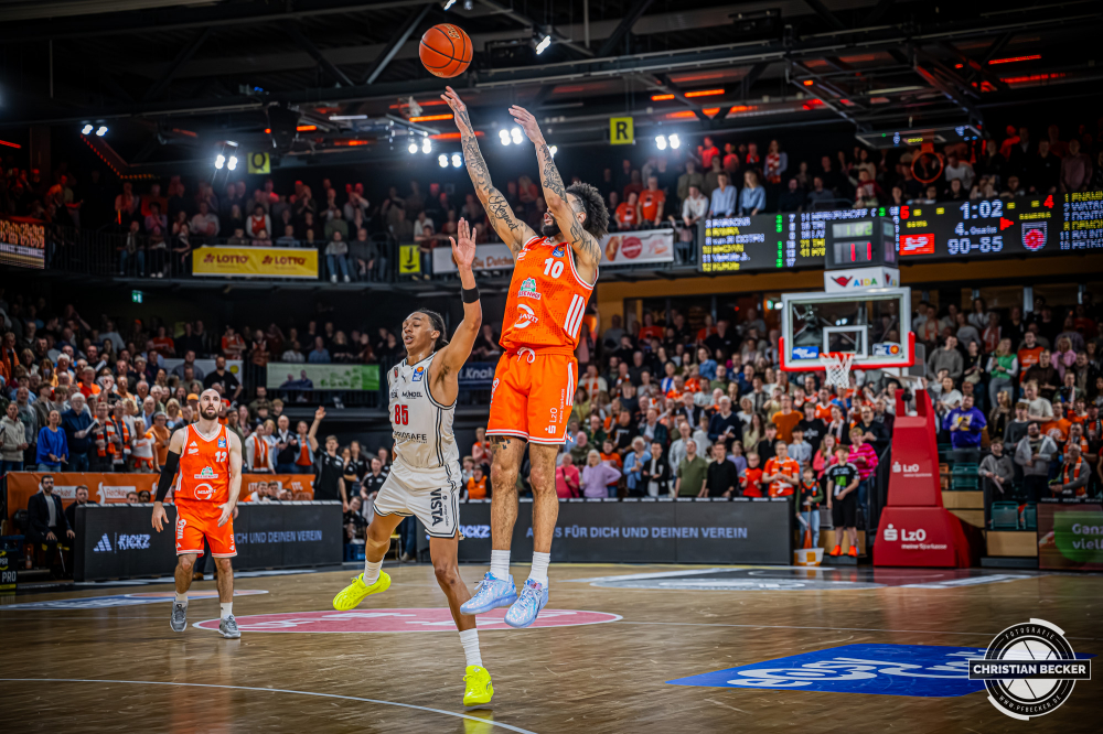 1. Basketball Bundesliga, easyCredit BBL, Saison 2025/2026, Herren, Hauptrunde, 27. Spieltag, 02.04.2026, RASTA Vechta - BMA365 Bamberg Baskets
Tevin Brown (#10 - RASTA Vechta) beim Jumpshot
Schlüsselwörter: 02.04.2026;1. Bundesliga;27. Spieltag;365;BBL;BMA;Bamberg;Basketball;Baskets;Hauptrunde;Liga;RASTA;RASTA Dome;Saison 2025/2026;Vechta;easycredit