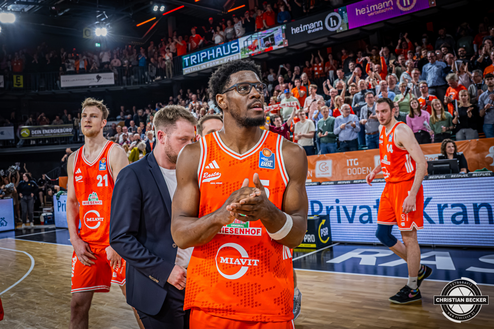 1. Basketball Bundesliga, easyCredit BBL, Saison 2025/2026, Herren, Hauptrunde, 27. Spieltag, 02.04.2026, RASTA Vechta - BMA365 Bamberg Baskets
TJ Bamba (#5 - RASTA Vechta) nach der Partie
Schlüsselwörter: 02.04.2026;1. Bundesliga;27. Spieltag;365;BBL;BMA;Bamberg;Basketball;Baskets;Hauptrunde;Liga;RASTA;RASTA Dome;Saison 2025/2026;Vechta;easycredit