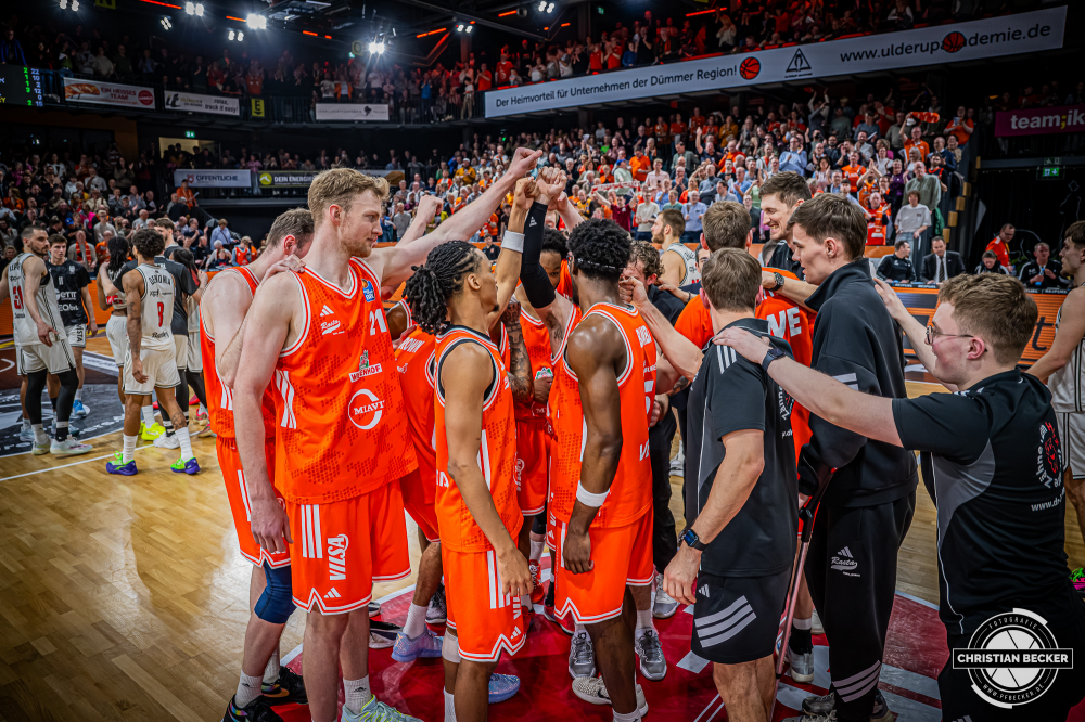 1. Basketball Bundesliga, easyCredit BBL, Saison 2025/2026, Herren, Hauptrunde, 27. Spieltag, 02.04.2026, RASTA Vechta - BMA365 Bamberg Baskets
Das Team von RASTA Vechta nach der Partie
Schlüsselwörter: 02.04.2026;1. Bundesliga;27. Spieltag;365;BBL;BMA;Bamberg;Basketball;Baskets;Hauptrunde;Liga;RASTA;RASTA Dome;Saison 2025/2026;Vechta;easycredit