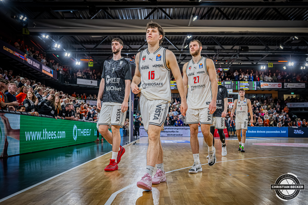 1. Basketball Bundesliga, easyCredit BBL, Saison 2025/2026, Herren, Hauptrunde, 27. Spieltag, 02.04.2026, RASTA Vechta - BMA365 Bamberg Baskets
Adrian Petkovic (#15 - BMA365 Bamberg Baskets), Finn D&ouml;ntgens (#7 - BMA365 Bamberg Baskets) und Moritz Krimmer (#27 - BMA365 Bamberg Baskets) nach der Partie
Schlüsselwörter: 02.04.2026;1. Bundesliga;27. Spieltag;365;BBL;BMA;Bamberg;Basketball;Baskets;Hauptrunde;Liga;RASTA;RASTA Dome;Saison 2025/2026;Vechta;easycredit